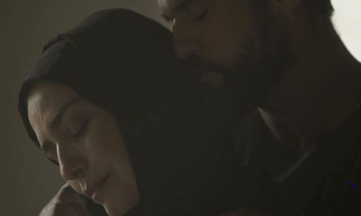 Soraia (Letícia Sabatella) e Hussein (Bruno Cabrerizo) se beijam em "Órfãos da Terra" / Foto: TV Globo