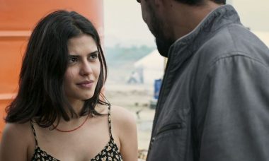 Laila (Julia Dalavia) e Jamil (Renato Góes) se reencontram em "Órfãos da Terra"