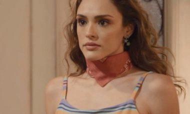 Manu (Isabelle Drummond) em "Verão 90"