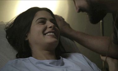 Laila (Julia Dalavia) e Jamil (Renato Góes) em "Órfãos da Terra"