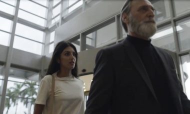 Camila (Anaju Dorigon) e Aziz (Herson Capri) em "Órfãos da Terra"