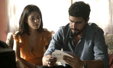 Laila (Julia Dalavia) e Jamil (Renato Góes) em "Órfãos da Terra"