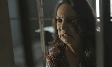 Rania (Eliane Giardini) em "Órfãos da Terra"