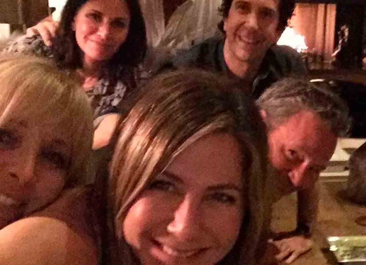 Jennifer Aniston estreia no Instagram e publica foto com elenco de ‘Friends’
