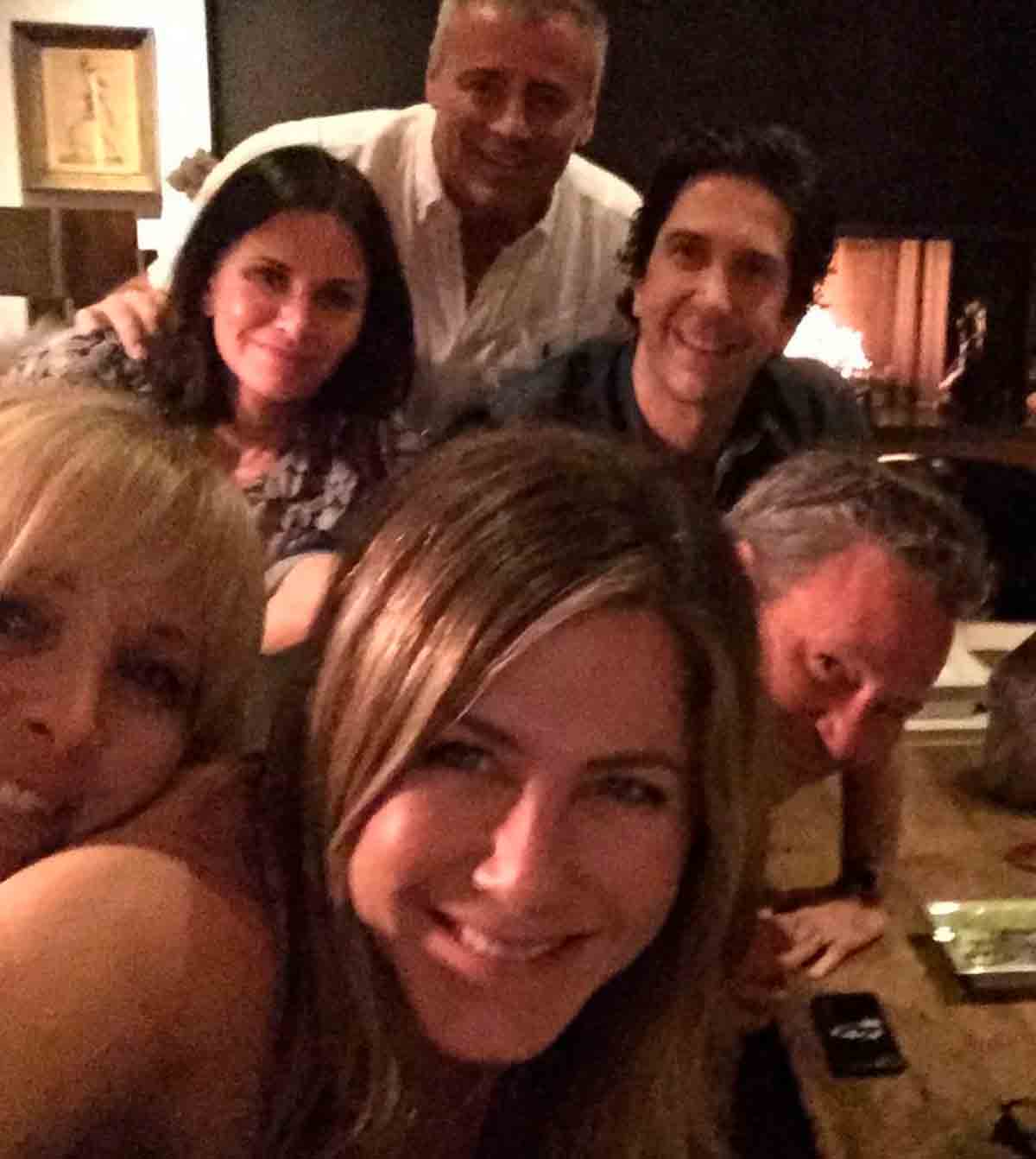 Jennifer Aniston estreia no Instagram e publica foto com elenco de ‘Friends’