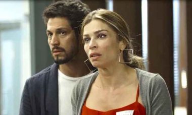 Paloma diz a Marcos que está desesperada, com medo de perder a filha.
