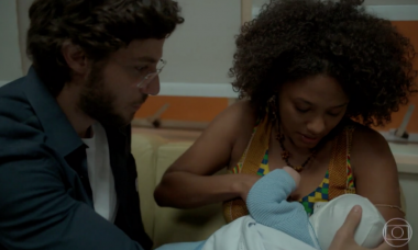 Camila consegue amamentar Caio, e Thelma reage. Sexta (13/3), em "Amor de Mãe"