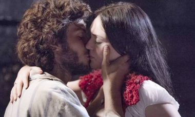 Joaquim beija Anna. Terça (31/3), em "Novo Mundo"