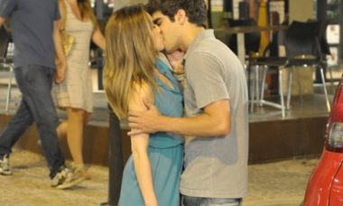 Antenor e Beatriz se beijam. Quinta (28/5), em "Fina Estampa"