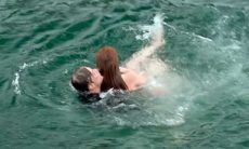 Jojô empurra Eliza para o mar, e Arthur a resgata. Quinta (7/5), em "Totalmente Demais"