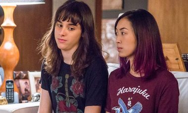 Lica e Tina se escondem de Mitsuko. Quarta (13/5), em "Malhação"