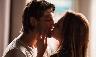 Rafael e Lili se beijam. Terça (30/6), em "Totalmente Demais"