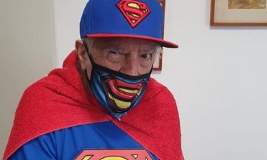 Ary Fontoura compartilha clique vestido de Super-Homem