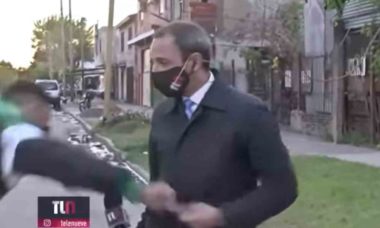 Telefone de jornalista argentino roubado pouco antes da transmissão ao vivo em Buenos Aires. Foto: Reprodução Ypooutube