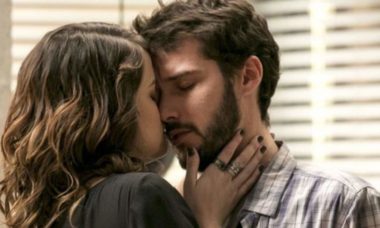 Giovanni e Camila se beijam nesta quarta (28) em "Flor do Caribe"