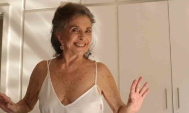 Betty Faria publica vídeo na cozinha aonde dança e rebola . Foto: Instagram