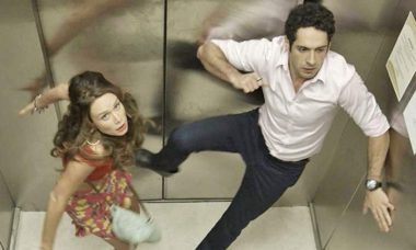 Beto e Tancinha ficam presos em um elevador nesta segunda (26) em "Haja Coração"