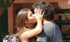Carol tira fotos de Lino, e eles se beijam nesta sexta (27) em "Flor do Caribe"