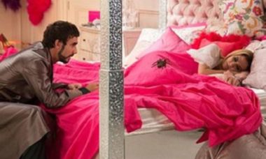 Leozinho coloca uma aranha na cama de Fedora neste sábado (14) em "Haja Coração"