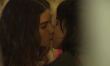 Lica e Samantha se beijam apaixonadas nesta quarta (20) em "Malhação - Viva a Diferença"