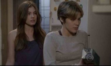 Bianca descobre que Karina é apaixonada por Duca nesta segunda (8) em "Malhação: Sonhos"