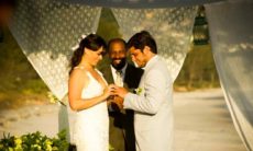 Natália e Juliano se casam nesta terça (9) em "Flor do Caribe"