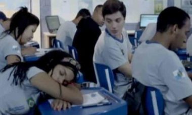 Sol dorme durante uma prova no colégio nesta segunda (22) em "Malhação: Sonhos"