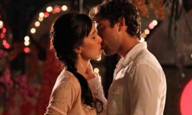 Rodrigo beija Manu e a pede em casamento nesta terça (20) em 'A Vida da Gente'