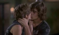 Cobra observa Karina e Pedro se beijando nesta terça (13) 'Malhação: Sonhos'