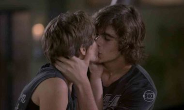 Cobra observa Karina e Pedro se beijando nesta terça (13) 'Malhação: Sonhos'