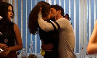 Cobra beija Jade na frente de todos nesta sexta (23) em 'Malhação: Sonhos'