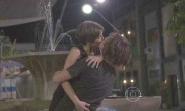 Karina beija Pedro após ouvir música dela nesta terça (6) em 'Malhação: Sonhos'