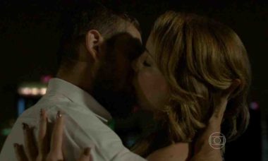 Vicente e Cristina se beijam nesta sexta (30) em 'Império'