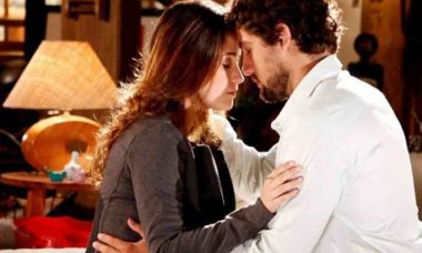 Ana e Rodrigo quase se beijam nesta segunda (24) em 'A Vida da Gente'