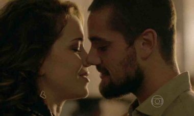 Cristina e Vicente se beijam neste sábado (22) em 'Império'