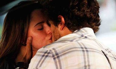 Rodrigo e Ana acabam se beijando nesta quarta (26) em 'A Vida da Gente'