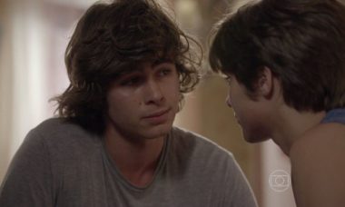 Pedro tenta contar a verdade sobre namoro à Karina nesta terça (22) em "Malhação: Sonhos'