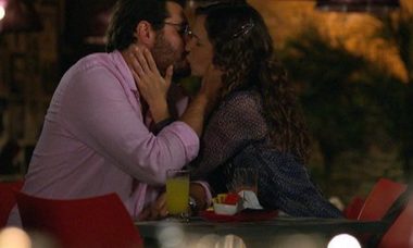 Lúcio e Laura se beijam nesta quarta (23) em 'A Vida da Gente'