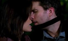Após noite karaokê, Kyra e Alan se beijam em nesta terça (8) em 'Salve-se Quem Puder'