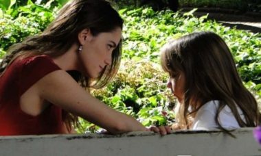 Ana conta para Júlia que voltou a namorar Lúcio nesta sexta (9) em 'A Vida da Gente'