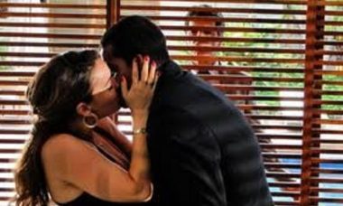 Jonas flagra Cris e Matias se beijando nesta quarta (28) em 'A Vida da Gente'