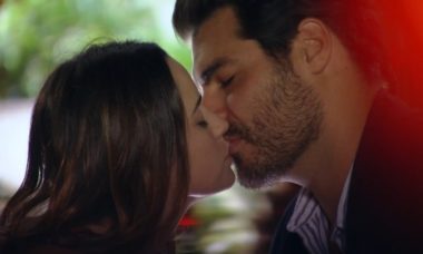Lúcio e Ana se beijam nesta quinta (8) em 'A Vida da Gente'