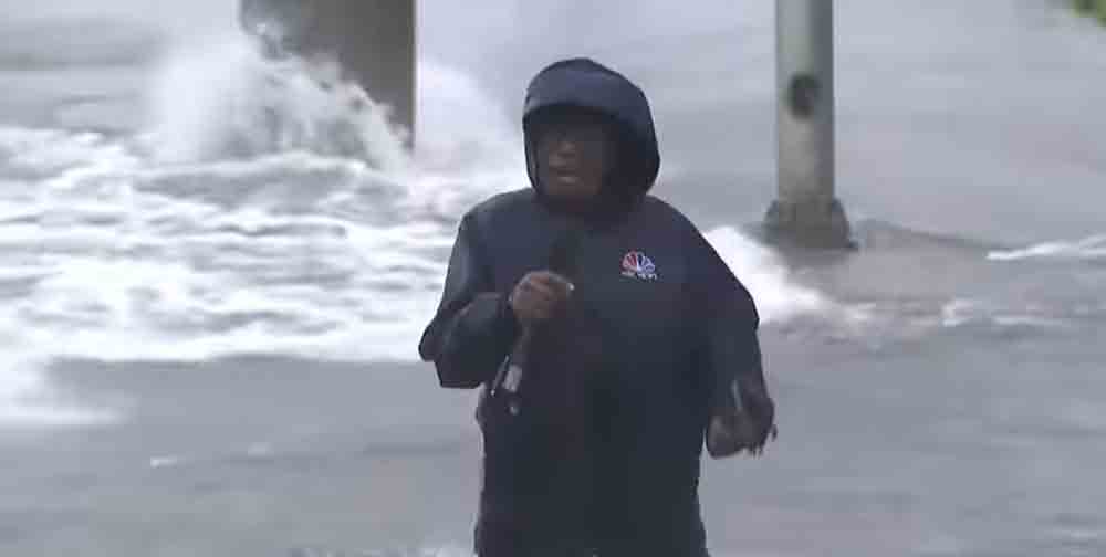 Vídeo: Repórter é atingido por ondas e ventos de furacão durante transmissão ao vivo. Foto: Reprodução Youtube