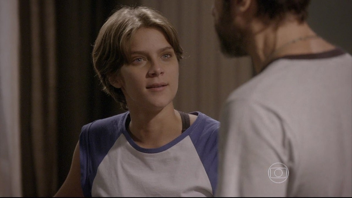 Karina afirma que Gael a trata de forma diferente nesta quinta (26) em 'Malhação: Sonhos'