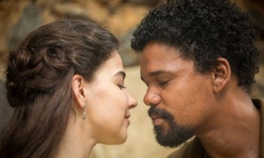 Samuel e Pilar se beijam neste sábado (14) em 'Nos Tempos do Imperador'