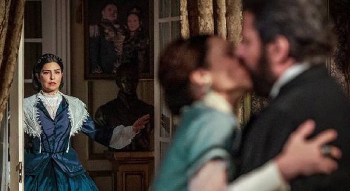 Thereza vê quando Pedro e Luísa se beijam nesta sexta (27) em 'Nos Tempos do Imperador'