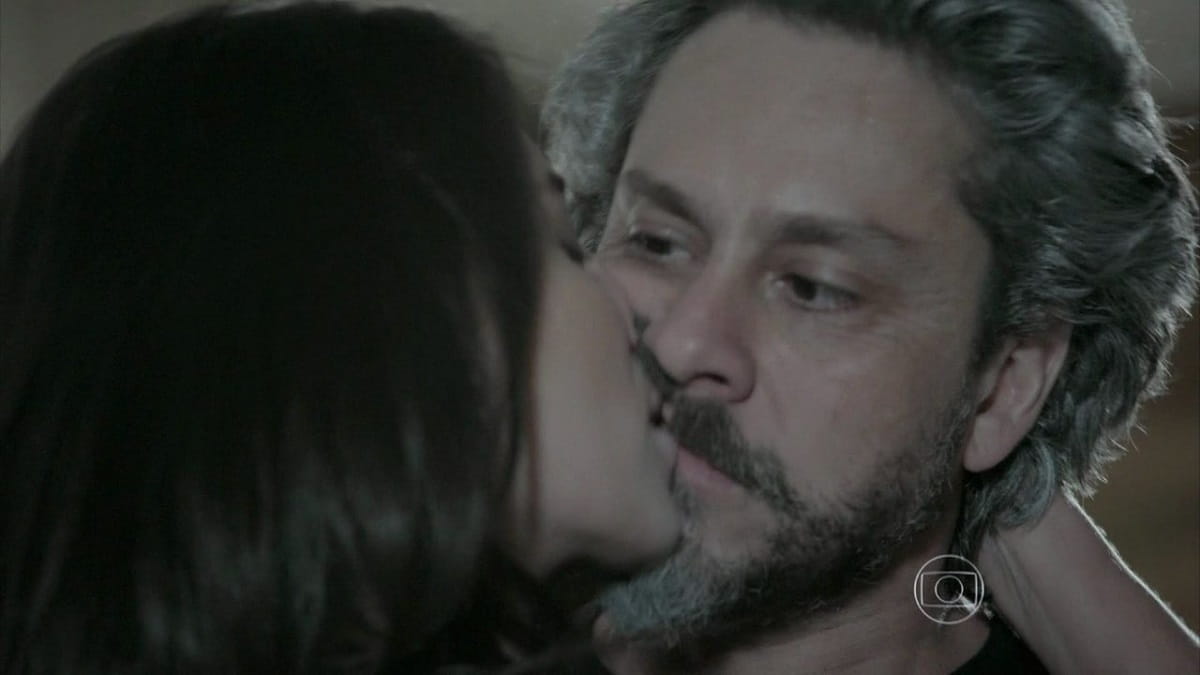 Cora bate à porta de Maria Ísis e beija José Alfredo nesta quinta (23) em 'Império'