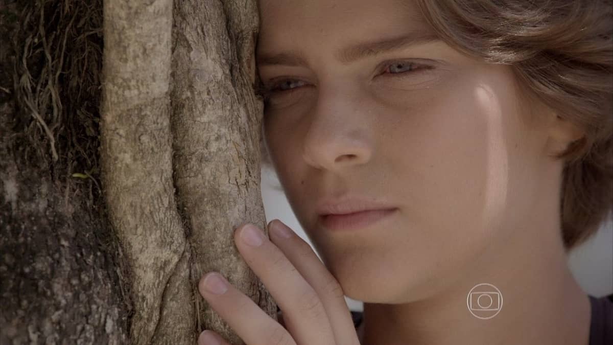 Karina chora ao observar Gael com Dandara e Bianca nesta segunda (20) em 'Malhação: Sonhos'