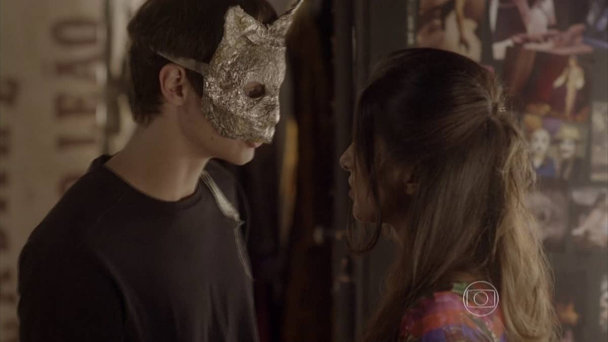 Henrique beija Jade, que se incomoda nesta terça (21) em 'Malhação: Sonhos'