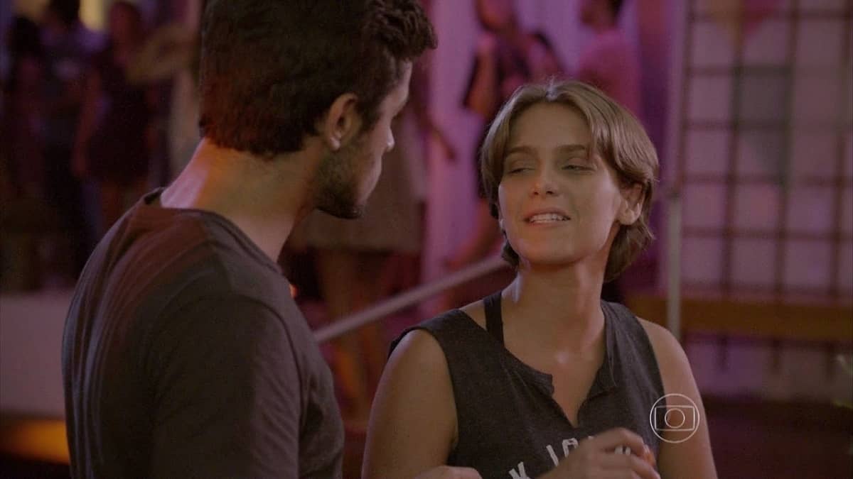 Cobra e Karina dançam juntos na festa nesta quinta (22) em 'Malhação: Sonhos'